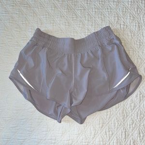 Lululemon Low Rise Hotty Hot 2.5” Short in Light Lavender Size 6
